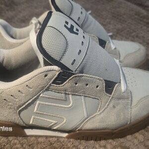 Etnies Men's Light Gray and Tan Sneakers